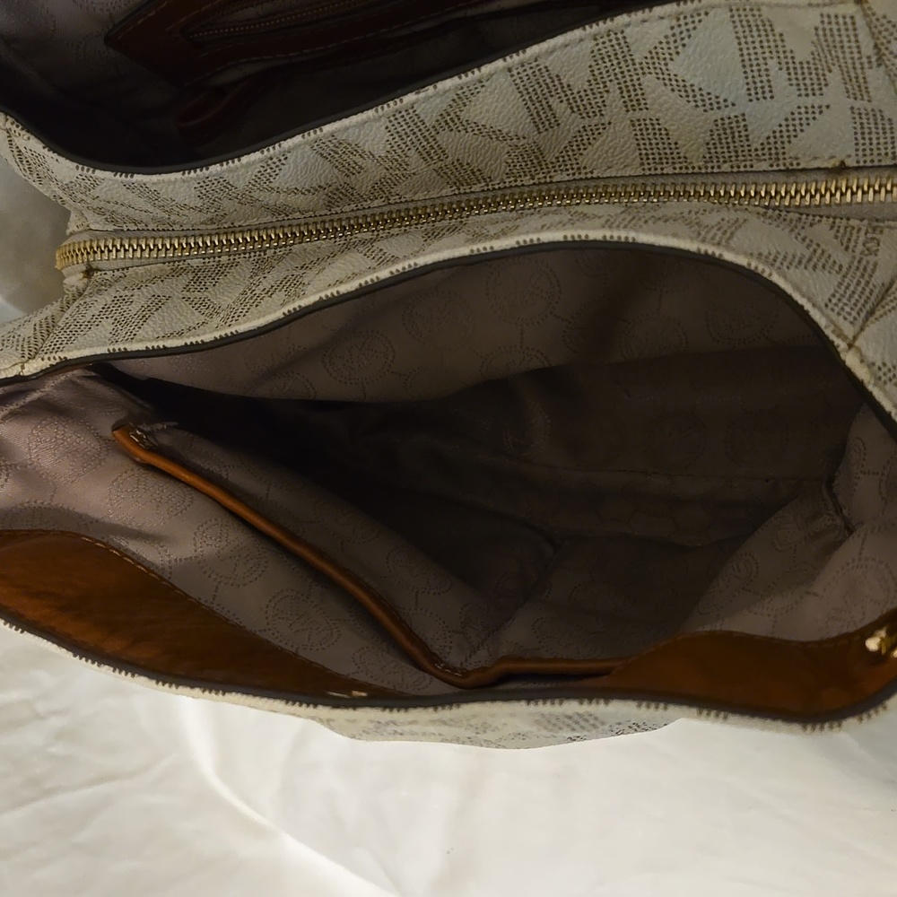Micheal Kors Jet Set Chain Tote and Wallet - Picture 5 of 13